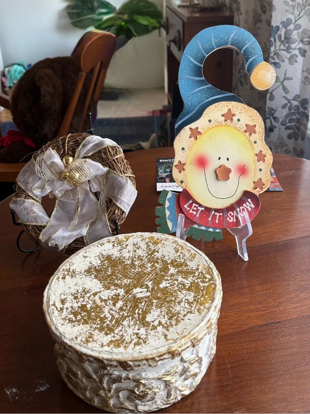 Bundle of 3 Holiday Décor including “Let it snow” door hanger